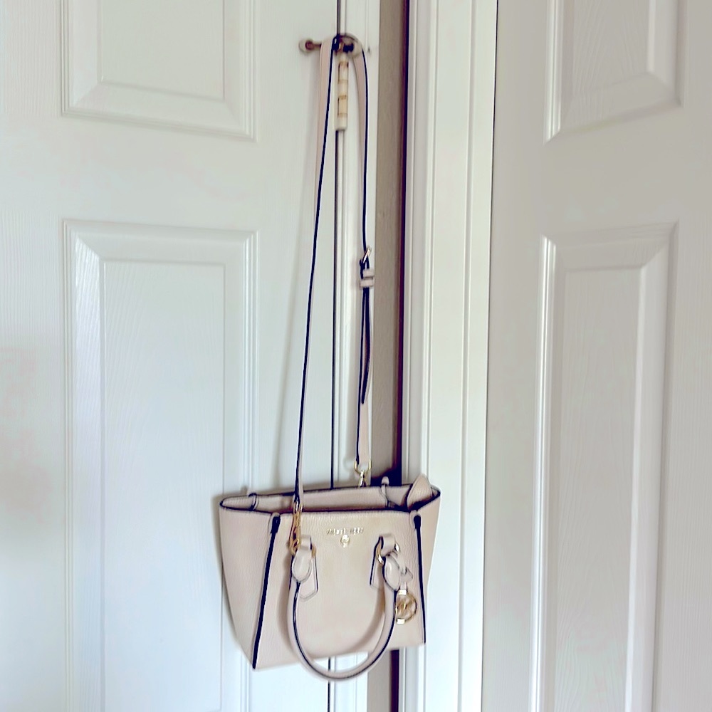 Michael Kors crossbody bag, off white in good condition